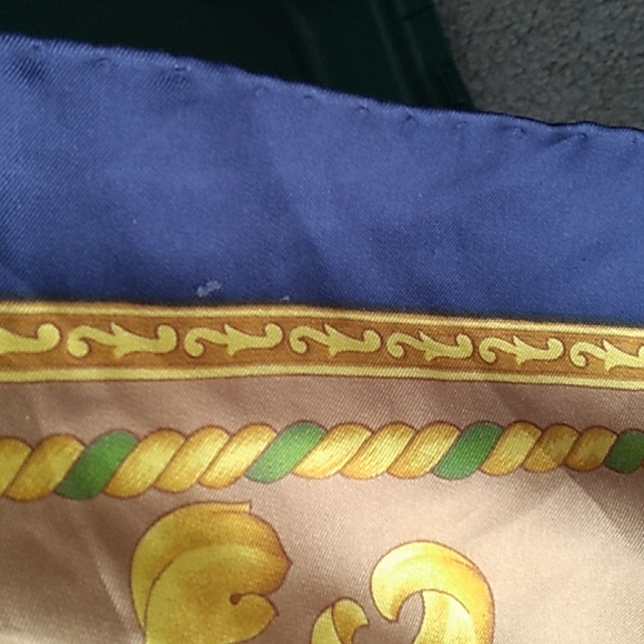 Salvatore Ferragamo Safari Tigers Gold Silk Scarf Vintage hand rolled edges - Picture 9 of 14